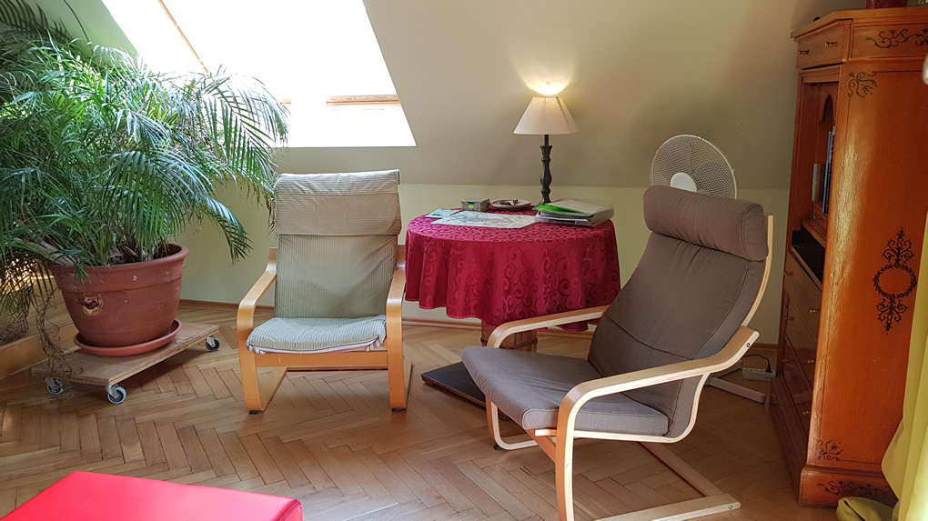 Lehnstuhlsitzecke und Infotisch