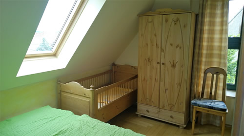 Einheit DG, Schlafzimmer mit Einzelbett und Kinderbett